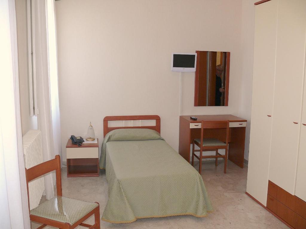 Albergo Casa Del Pellegrino Monte SantʼAngelo Zimmer foto