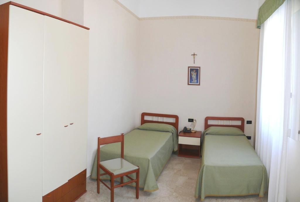Albergo Casa Del Pellegrino Monte SantʼAngelo Zimmer foto